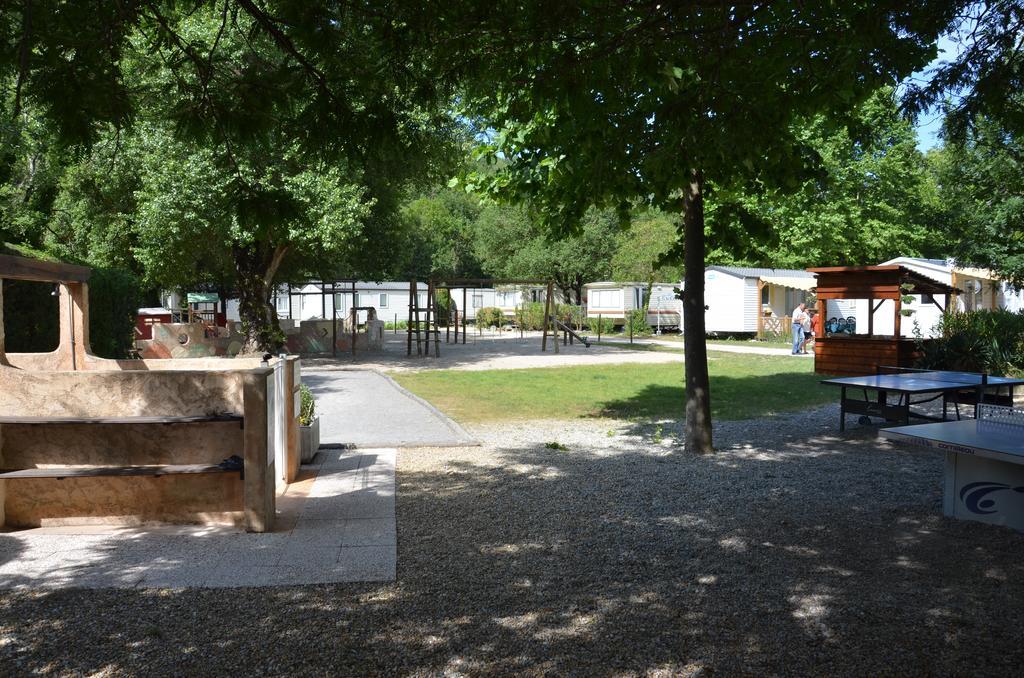 Camping Hotel Les Rives Du Loup ตูร์เรสส์-ซัวร์-ลูป ภายนอก รูปภาพ