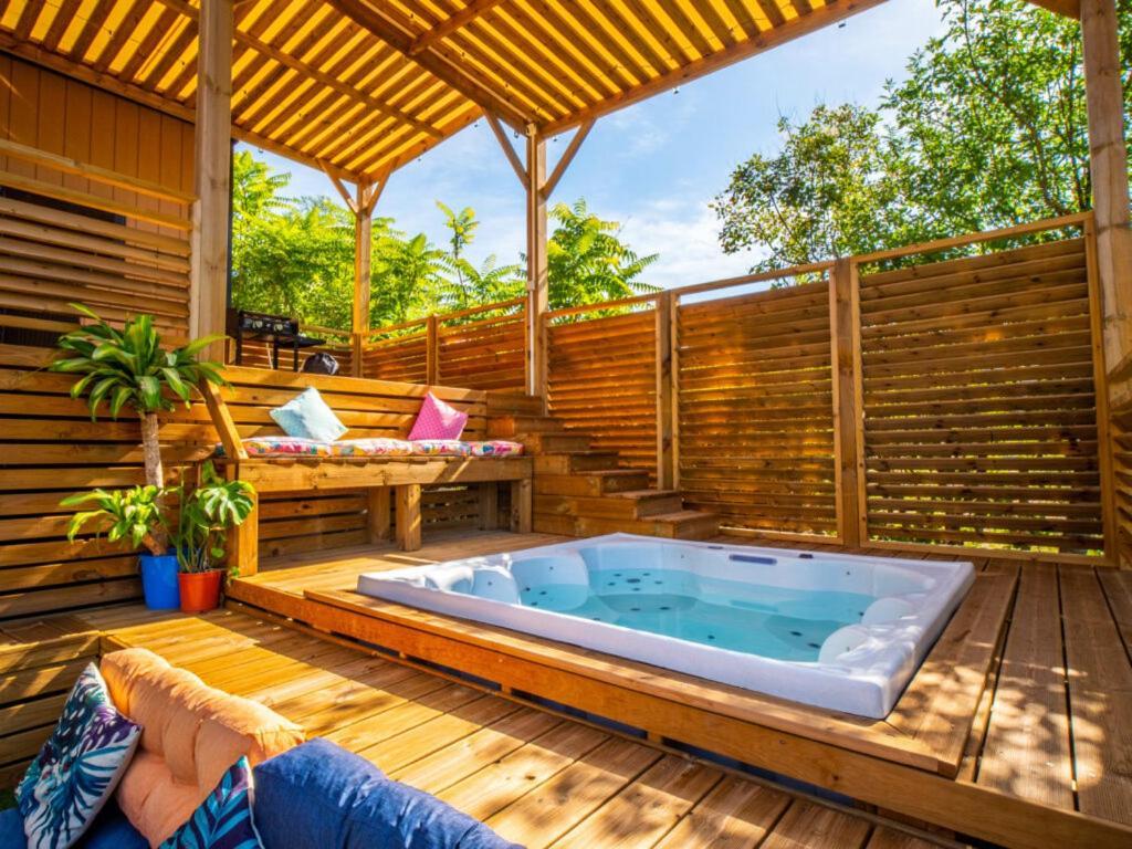 Camping Hotel Les Rives Du Loup ตูร์เรสส์-ซัวร์-ลูป ภายนอก รูปภาพ