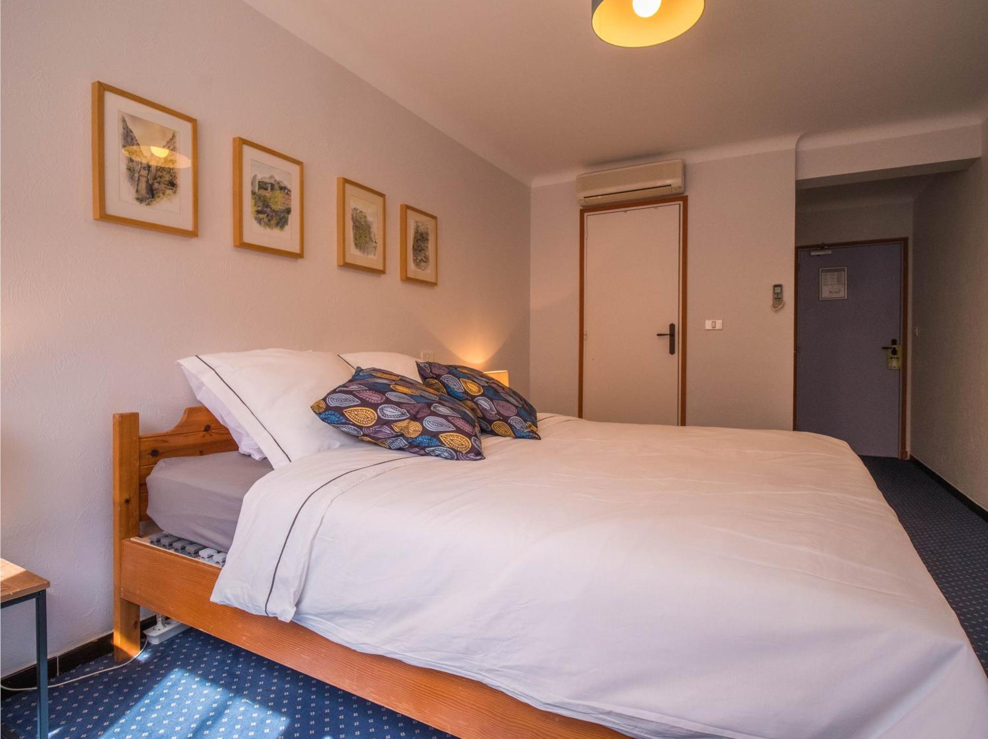 Camping Hotel Les Rives Du Loup ตูร์เรสส์-ซัวร์-ลูป ภายนอก รูปภาพ